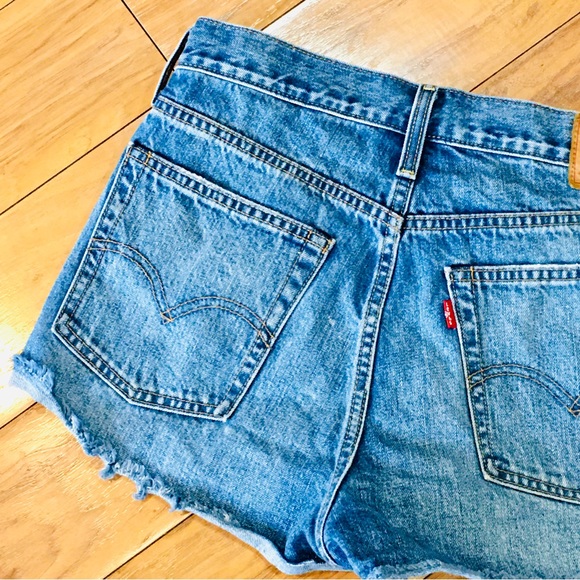 Levi Strauss blue denim shorts cut off distressed style summer 32 waist - Picture 6 of 6